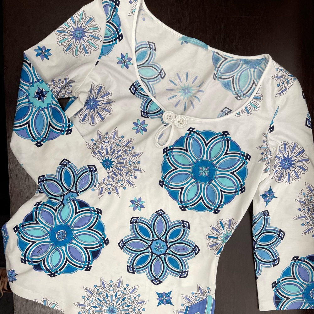 AUTHENTIC EMILIO PUCCI T SHIRT.⭐️